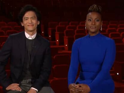 John Cho e Issa Rae durante el anuncio a los nominados a los premios Oscar.