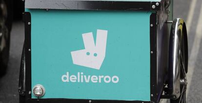 Logo de Deliveroo en una de las bicicletas de reparto.