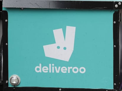 Logo de Deliveroo en una de las bicicletas de reparto.