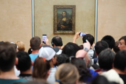 Decenas de personas abarrotan la sala del Louvre donde se expone la Mona Lisa de Da Vinci, en julio de 2019.