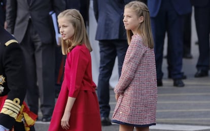 Las princesas Leonor (izquierda) y Sofía, con vestidos de Pili Carrera en la Fiesta del 12 de Octubre del año pasado.