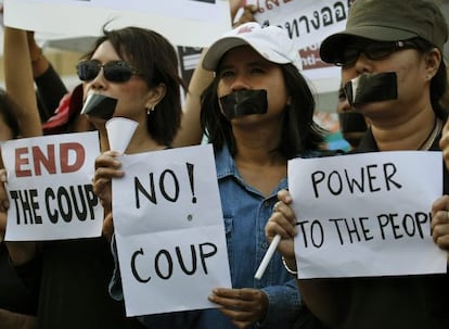 Activistas prodemocracia se manifiestan este viernes en Bangkok.