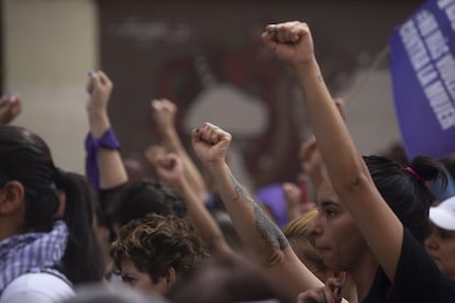 Mujeres levantan sus manos para pedir un alto a los feminicidios en México.