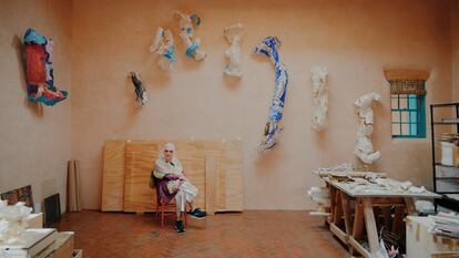La artista Lynda Benglis en su estudio en Nuevo México, donde crea moldes de sus obras, que después realiza en una fundición de Washington.