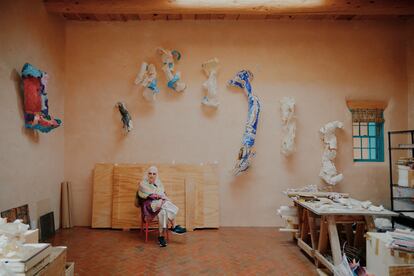 La artista Lynda Benglis en su estudio en Nuevo México, donde crea moldes de sus obras, que después realiza en una fundición de Washington.