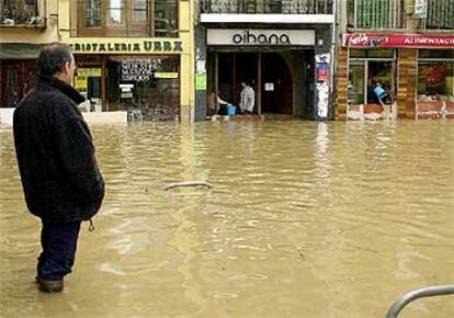 La crecida del río Ega ocasionó ayer inundaciones en la localidad navarra de Estella, en la imagen.