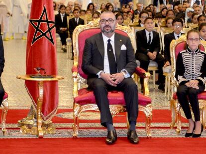 El Rey Mohammed VI, junto al príncipe Moulay El Hassan (izquierda) y la princesa Lalla Khadija (derecha), en septiembre de 2018 en Rabat.