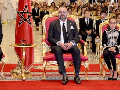 El Rey Mohammed VI, junto al príncipe Moulay El Hassan (izquierda) y la princesa Lalla Khadija (derecha) el pasado lunes.