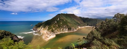 Vista de la ría de Tina Menor, a los pies de la sierra de Jerra (Val de San Vicente).