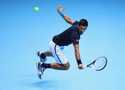 El serbio Novak Djoković juega contra el belga David Goffin, en el quinto día de las ATP World Tour Finals, en Londres (Reino Unido).