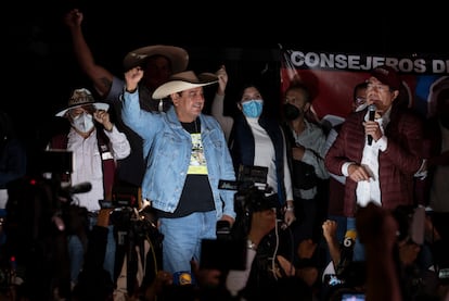 Protesta de Félix Salgado Macedonio (izquierda), este martes frente al INE.