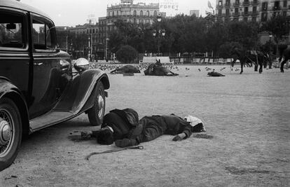 Este es el aspecto que presentaba la Plaza de Cataluña, en Barcelona, tras el combate entre franquistas y republicanos la tarde del 19 de julio de 1936. La imagen fue portada de la revista francesa <i>La'Ilustración</i> y se publicó en la revista <i>Life</i>.
