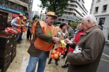 El sindicato UPA-PV ha repartido ante la sede de la delegación del Gobierno en Valencia mil kilos de cítricos durante un acto de protesta contra el "desmantelamiento del mundo rural".