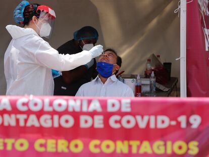 Un hombre se realiza una prueba de la covid-19 en Ciudad de México.