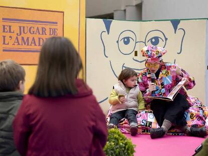 Los niños adelantan la fiesta de Sant Jordi