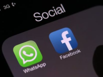 Os ícones do WhatsApp e do Facebook na tela de um smartphone.