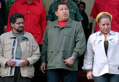 El presidente de Venezuela, Hugo Chávez (centro), habla con el representante de las extintas Fuerzas Armadas Revolucionarias de Colombia, FARC, Iván Márquez (derecha) y la senadora colombiana Piedad Córdoba, en Caracas, Venezuela, el 8 de noviembre de 2007.