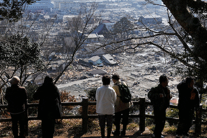 La zona devastada por el tsunami, en Ishinomaki el 13 de marzo de 201; la misma vista un año después y en 2021. El Gobierno de Japón aprobó el martes un nuevo plan de reconstrucción del noreste del país, la zona castigada por el tsunami y el accidente nuclear de 2011, que se prolongará hasta 2031 y contará con nos 12.600 millones de euros.