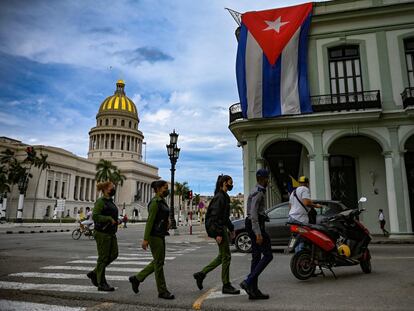 Agentes de policía patrullan frente al Capitolio en La Habana.