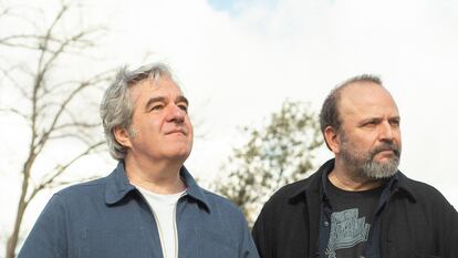 Álvaro Fernández Armero (izquierda) y Juan Cavestany (derecha), creadores de 'Sentimos las molestias', autoconscientes, posan para ICON en un parque de Madrid.