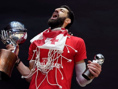 Shengelia celebra el título de Liga con la bandera georgiana al cuello. ACBPHOTO