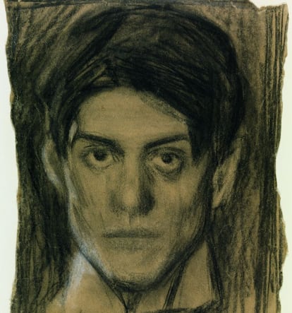 Rostro anguloso, facciones acusadas en comparación con su fisonomía real y mirada intensa. El autorretrato del pintor malagueño realizado en cartón sobre papel de 1899-1900 se conserva en el Museo Picasso de Barcelona.