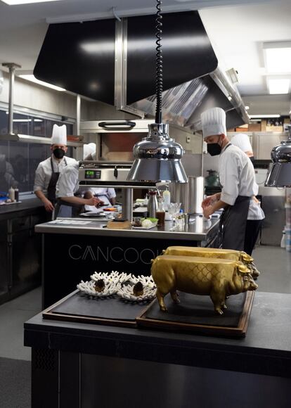 Interior de la cocina del restaurante Cancook en Zaragoza. 