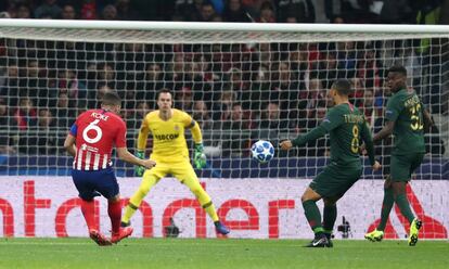 Koke lanza a portería para marcar el primer gol del Atleti en el primer minuto del partido.