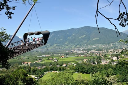 Diseñado por el arquitecto Matteo Thun como complemento de los hermosos jardines del castillo de Trauttmansdorff, Il Binocolo (en la foto) es un mirador suspendido por encima de los árboles que ofrece, a quienes se atrevan a atravesarlo –el suelo es transparente–, una panorámica de viñedos, huertos, tejados y laderas alrededor de la población de Merano. También brinda espléndidas vistas de los jardines dispuestos alrededor del palacio neogótico, con rododendros, conjuntos acuáticos aterrazados, exóticas palmeras, una colmena y el viñedo más antiguo del mundo. Algunas noches de junio, julio y agosto, Trauttmansdorff (<a href="https://www.trauttmansdorff.it/die-gaerten-von-schloss-trauttmansdorff.html" target="_blank">trauttmansdorff.it</a>) abre sus puertas para las Noches en los Jardines.