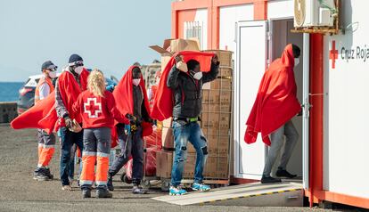 Llegada a Lanzarote de 45 inmigrantes de origen subsahariano, este lunes.