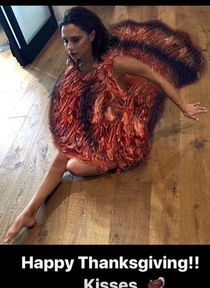 Victoria Beckham felicita Acción de Gracias disfrazada de pavo.