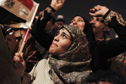 Una mujer llora al conocer la noticia de la renuncia del presidente Hosni Mubarak, ayer en la plaza de la Liberación en El Cairo.
