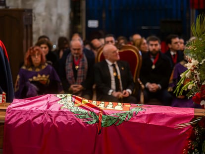 A mediodía de este domingo llegó a la catedral de Valladolid el coche fúnebre con los restos mortales de la artista Concha Velasco, (fallecida ayer sábado en Madrid), que fue recibido entre aplausos de quienes acudieron a despedirla.