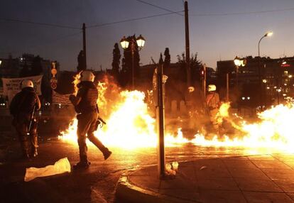 Manifestants llancen c&ograve;ctels Molotov a la pla&ccedil;a Syntagma d&#039;Atenes.