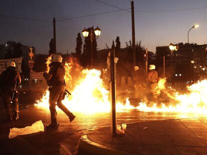 Manifestants llancen c&ograve;ctels Molotov a la pla&ccedil;a Syntagma d&#039;Atenes.