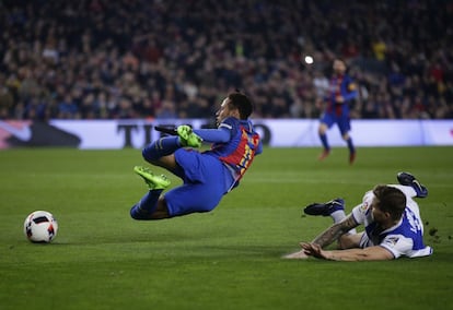 Neymar cae dentro del area, pitando el árbitro penalty.