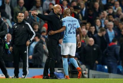 Guardiola discute con el árbitro y Fernandinho lo calma.