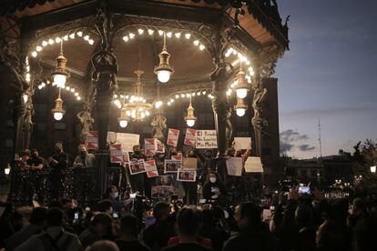 Un grupo de periodistas y representantes de la sociedad civil participan en la manifestación contra la violencia en Guadalajara.