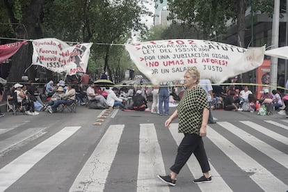Los maestros de la CNTE bloquean Avenida Insurgentes en Ciudad de México.