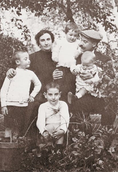 Francisco Ayala, de niño, rodeado de sus padres y de sus hermanos, José Luis, Eduardo y Vicente.