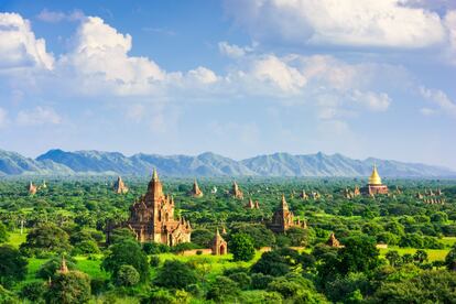 La antigua ciudad de Bagan está situada en la llanura central de Myanmar y se considera un testimonio espectacular de una civilización que floreció entre los siglos XI y XIII, cuando se convirtió en capital de un importante imperio. Bagan conserva una excepcional variedad de arte y arquitectura budista: templos, estupas, monasterios y lugares de peregrinación, así como restos arqueológicos, frescos y esculturas. Una visita imprescindible en cualquier viaje a la antigua Birmania.