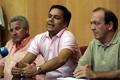 De izquierda a derecha, José de Castillo (PA), Agustín Pavón (IU) y Antonio Fraile (PP), ayer, en conferencia de prensa en el Ayuntamiento de Camas.