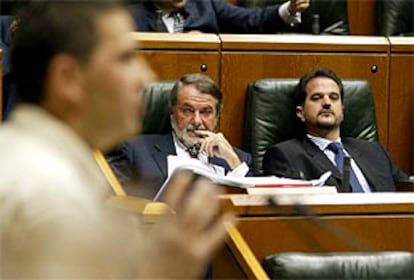 Los parlamentarios del PP Mayor Oreja y Carlos Iturgaiz  escuchan la intervencion de Arnaldo Otegi.