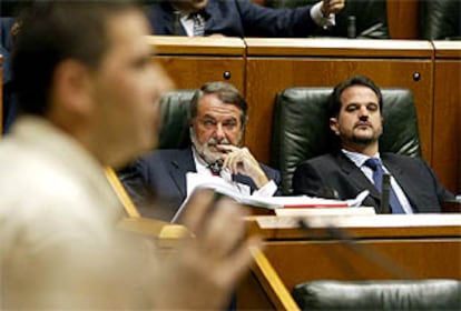 Los parlamentarios del PP Mayor Oreja y Carlos Iturgaiz escuchan la intervencion de Arnaldo Otegi.