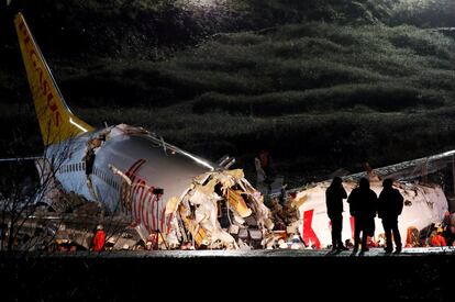 Los equipos de rescate junto a los restos de un avión tras salirse de la pista durante el aterrizaje en el aeropuerto Sabiha Gokcen de Estambul (Turquía), este miércoles.