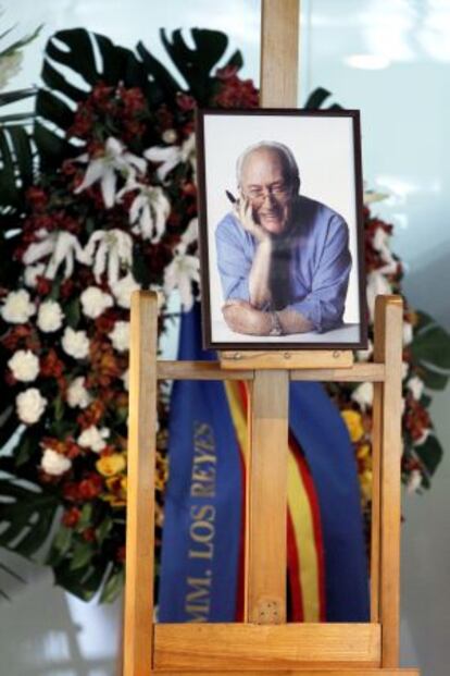 Fotografía de Antonio Mingote en la capilla ardiente.