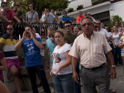 Concentraci&oacute;n de los vecinos frente al Ayuntamiento, el domingo. 