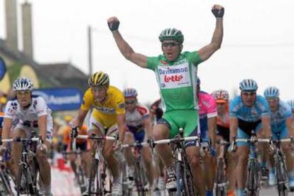 McEwen levanta los brazos celebrando su triunfo al <i>sprint</i> por delante de Eisel, Boonen y Zabel (de izquierda a derecha).