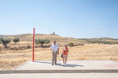 Fernando Sánchez y María Jesús Martínez en la parada del autobús que les lleva a Chinchón.