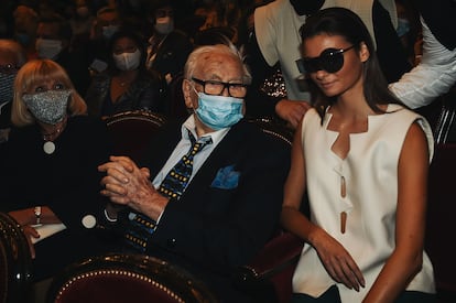 Pierre Cardin y una de las modelos que desfilaron con sus diseños en el desfile conmemorativo de sus 70 años de trayectoria, en el Theatre du Chatelet de París el 21 de septiembre de 2020.